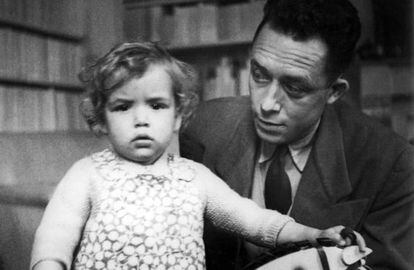 Albert Camus junto a Catherine en una imagen del libro.