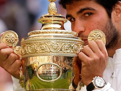 Carlos Alcaraz posa con el trofeo ganado en Wimbledon.