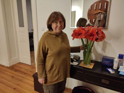 Svetlana Alexiévich, en su casa de Berlín el pasado 10 de diciembre./ PILAR BONET