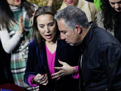 Cuca Gamarra y Elías Bendodo, en la presentación de los candidatos a las alcaldías, el 22 de enero en Madrid.