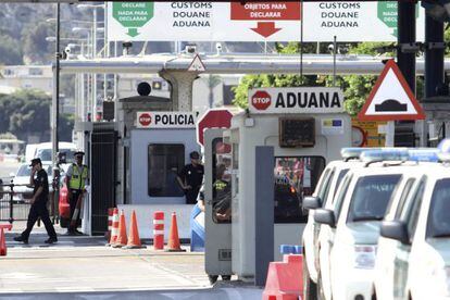 Policía españoles y gibraltareños en el control fronterizo.