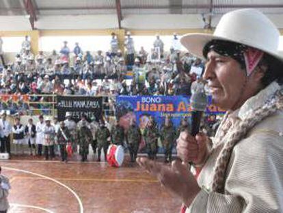 Fotografía cedida por la agencia estatal de noticias ABI que muestra al presidente de Bolivia, Evo Morales, en un acto con habitantes indígenas en el municipio Chipaya, en la región andina de Oruro. EFE/Archivo