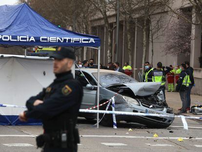 El coche de la víctima, pocas horas después del tiroteo en el barrio de San Blas en Madrid.