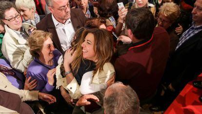 Susana D&iacute;az abraza a una ni&ntilde;a, durante un acto electoral en Granada.