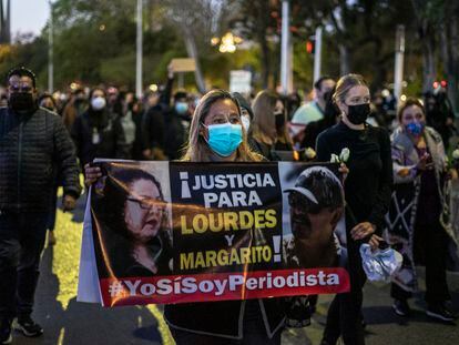 Marcha silenciosa en Tijuana para exigir justicia por el asesinato de la periodista Lourdes Maldonado y el fotógrafo Margarito Martínez, este martes.