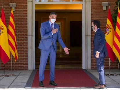 El presidente del Gobierno, Pedro Sánchez, saluda al presidente de la Generalitat, Pere Aragonès, el pasado martes en el palacio de La Moncloa, en Madrid.