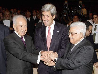 John Kerry, en el centro, junto a Sim&oacute;n Peres (a su derecha) y Mahmud Abbas (a su izquierda) antes de sus discursos. 