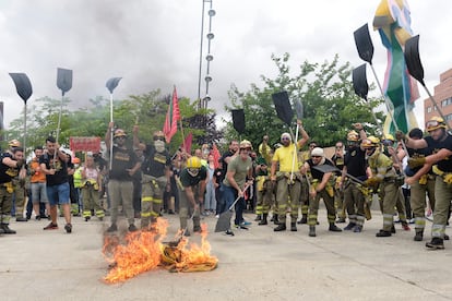 Trabajadores del operativo contra incendios forestales de Castilla y León protestan ante el parlamento autonómico, este miércoles.