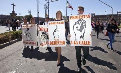 El director de Artículo 19 en México y Centroamérica, Darío Ramírez, junto a la abogada de Wikileaks Jennifer Robinson.