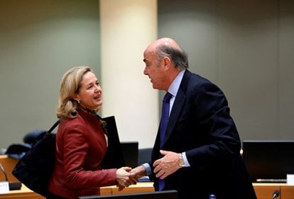 La ministra de Economía, Nadia Calviño, saluda al vicepresidente del BCE, Luis de Guindos. 
