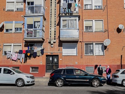 Vecinos hablando delante de unos pisos cercanos a La Nave de Boetticher, en el distrito de Villaverde (Madrid capital).