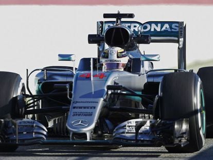 El Mercedes de Lewis Hamilton durante los entrenamientos en Barcelona.