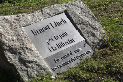 Placa en memoria de Ernest Lluch, político catalán asesinado por la banda terrorista ETA en el año 2000. El monumento está situado en la plaza que lleva su nombre, en el parque de Cataluña, en Sabadell (Barcelona) y se inauguró en 2001.