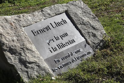 Placa en memoria de Ernest Lluch, político catalán asesinado por la banda terrorista ETA en el año 2000. El monumento está situado en la plaza que lleva su nombre, en el parque de Cataluña, en Sabadell (Barcelona) y se inauguró en 2001.