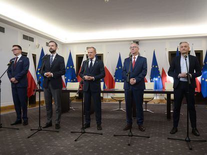 Los líderes de los partidos liberales polacos, con Donald Tusk en el centro, en la presentación de su acuerdo de coalición este viernes en Varsovia.