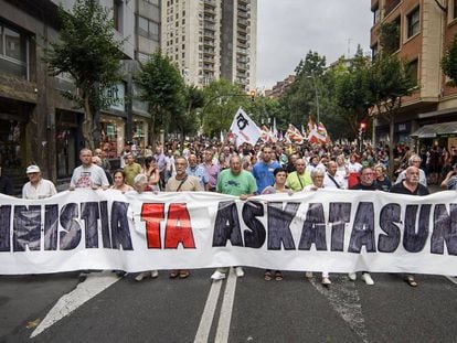 Pancarta de cabeza de la manifestaci&oacute;n en Bilbao a favor de la amnist&iacute;a de los presos de ETA.