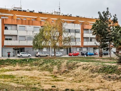 Fachada de los bloques de viviendas del municipio de Montserrat (Valencia), afectados por las ocupaciones irregulares y contratos de alquiler invalidados por un juzgado.