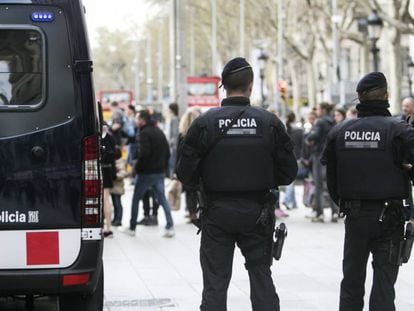 Efectius dels Mossos d'Esquadra patrullen els carrers de Barcelona.