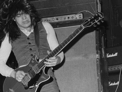 Malcolm Young tocando con AC/DC en el Marquee Club, en Londres, en 1976.