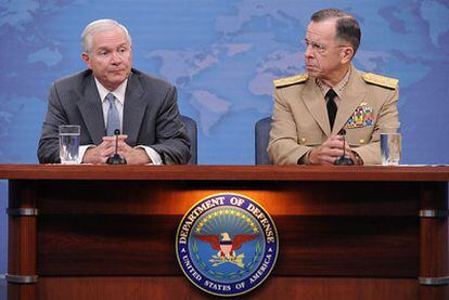 El jefe del Estado Mayor Conjunto del Ejército estadounidense, el almirante Mike Mullen, y el secretario de Defensa, Robert Gates, durante una comparencia de prensa en Arlington