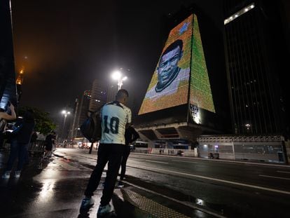 Fotografía de la proyección de una foto de Pelé en el edificio de la Federación de las Industrias del Estado de Sao Paulo.