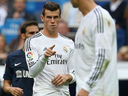 Bale hace un gesto a Cristiano Ronaldo en el Madrid-Málaga.