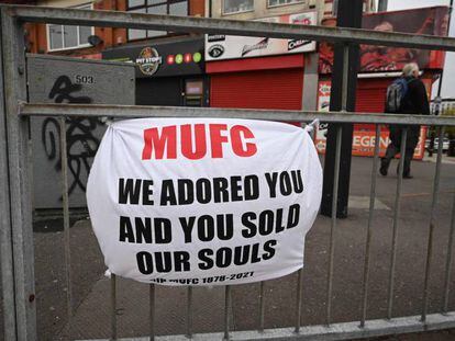 Cartel contra la Superliga cerca de Old Trafford, estadio del Manchester United, este martes.