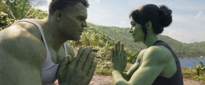 Mark Ruffalo como Hulk y Tatiana Maslany como Hulka en la serie 'She-Hulk: abogada Hulka'.