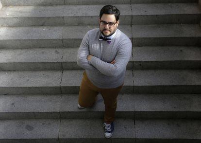 Rafael, de orientaci&oacute;n asexual, posa en una plaza de Madrid.
