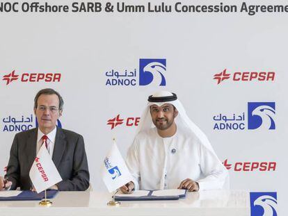 El jefe ejecutivo del grupo ADNOC, Sultan Ahmed al Yaber, y el vicepresidente y consejero delegado de Cepsa, Pedro Mir&oacute;, durante la firma del acuerdo.