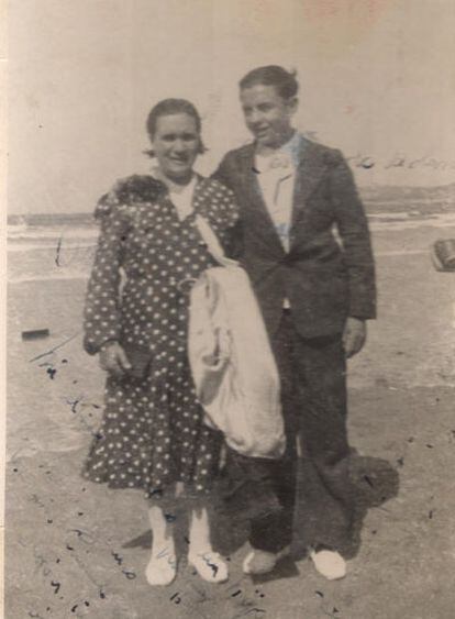 María, maestra fusilada en 1936, y su único hijo, Laurentino.