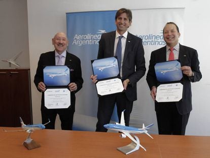 Douglas Izarra, de GE Aviation, Pablo Miedziak, de Aerolíneas Argentinas, y Van Rex Gallard, de Boeing, reunidos en Buenos Aires.