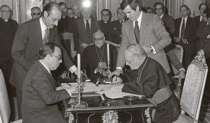 Firma de acuerdos entre España y el Vaticano, en 1979.