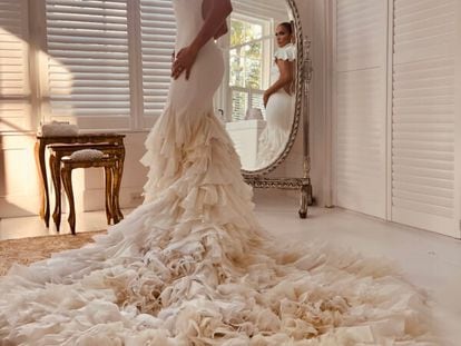 Una de las imágenes compartidas por la propia Jennifer Lopez a través de su boletín 'On The J. Lo', mostrando por primera vez uno de sus tres vestidos de novia, firmados por Ralph Lauren