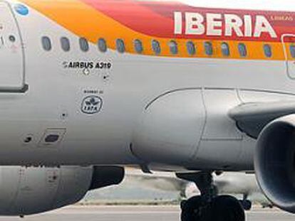 Un avión de Iberia recibe asistencia en un aeropuerto.