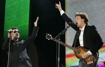 George Michael junto a Paul McCartney durante su actuación en el concierto Live 8, en Hyde Park (Londres).
