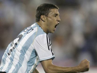 Hernán Crespo celebra un gol en un partido contra Estados Unidos.