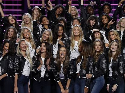 Las modelos de Victoria's Secret posan en el Mercedes-Benz Arena de Shanghai.