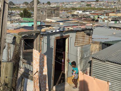 Barrio de Khayelitsha en la periferia de Ciudad del Cabo. Es el asentamiento marginal más grande de la ciudad. Viven 450.000 personas hacinadas en infraviviendas. Médicos sin Fronteras calcula que 6.000 personas sufren tubercolosis, de las cuales 200 padecen la variedad resistente a los medicamentos (MDR TB por sus siglas en inglés). De estas el 10% tienen la variante más agresiva de la bacteria (XDR-TB). El 75% de todos los infectados es portador del VIH.