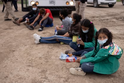La hondureña Chanel, de 7 años, y su hermana Adriana, de 10, que cruzaron la frontera de Estados Unidos sin la compañía de un adulto, en La Joya, Texas.