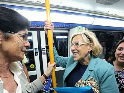Manuela Carmena viaja en metro