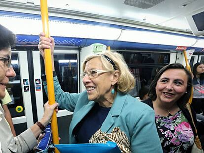 Manuela Carmena viaja en metro