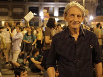 El director Basilio Mart&iacute;n Patino, en la Puerta del Sol de Madrid durante el 15-M. 