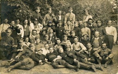 En esta foto, Monsegu (marcado en azul, con bolígrafo) posa con sus compañeros del campo de prisioneros de Dörnitz, en Sajonia.