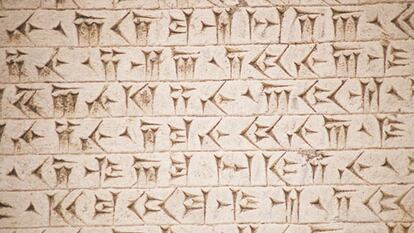 Bajorrelieve con escritura cuneiforme hallado en Beshistún, Irán.