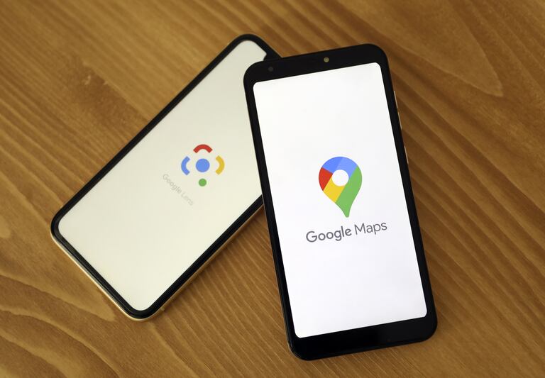 Móviles con pantallas de inicio de Google Lens y Google Maps