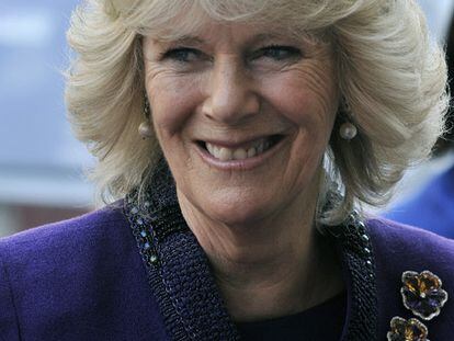 La esposa del príncipe Carlos de Inglaterra, Camilla, se ha roto la pierna izquierda durante una caminata por la montaña en Escocia, ha informado Clarence House, la residencia oficial de la pareja en Londres. La duquesa de Cornualles se fracturó el peroné el miércoles, al resbalar y caer en el terreno montañoso, pero la lesión sólo se ha confirmado hoy tras practicársele una radiografía. Según el comunicado oficial, la esposa del heredero al trono británico llevará la pierna enyesada seis semanas. Aunque los médicos "le han recomendado que no ponga peso en la pierna" lesionada, la duquesa "tiene toda la intención de cumplir con sus compromisos" oficiales. La duquesa pasaba unos días en Birkhall, la vivienda privada del príncipe Carlos en la residencia de la reina Isabel II en Balmoral (Escocia).