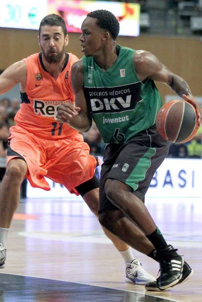 Juan Carlos Navarro defiende a Russell Robinson durante el partido contra el Joventud de la jornada 31 de la ACB.