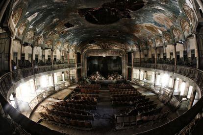 Panorámica del interior en ruinas del teatro Cervantes de Tánger, en 2013.