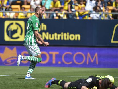 Borja celebra su gol de penalti, el segundo y el de la victoria del Betis ante el Cádiz.